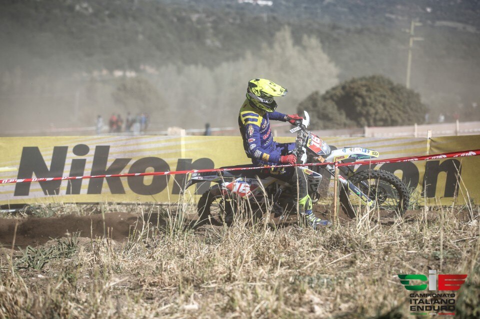 Enrico Zilli domina la prima prova Dell’Italiano Enduro Under23/Senior a Cala Gonone Enrico Zilli domina la prima prova Dell’Italiano Enduro Under23/Senior a Cala Gonone